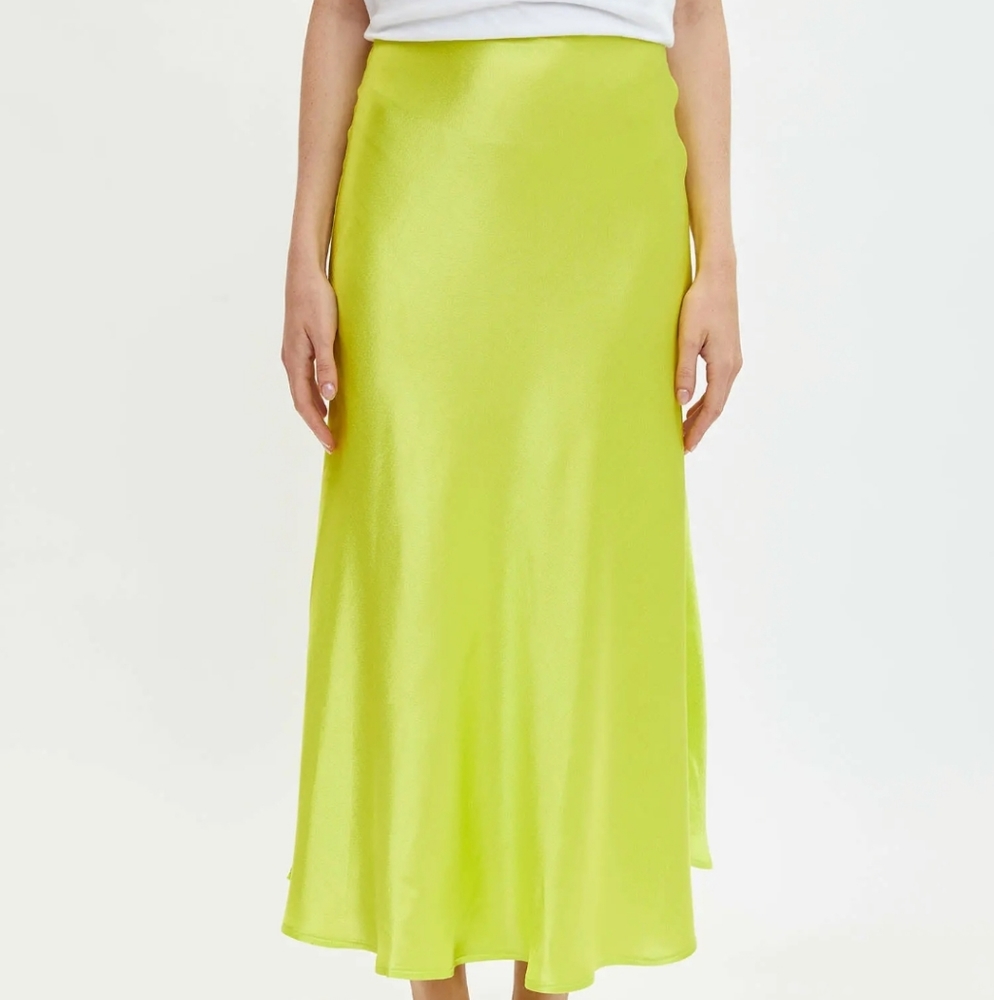 ☘NWT LIME GREEN COLORED SATIN SKIRT US8☘